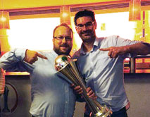 Michael Menn und weitere Person mit dem Pokal